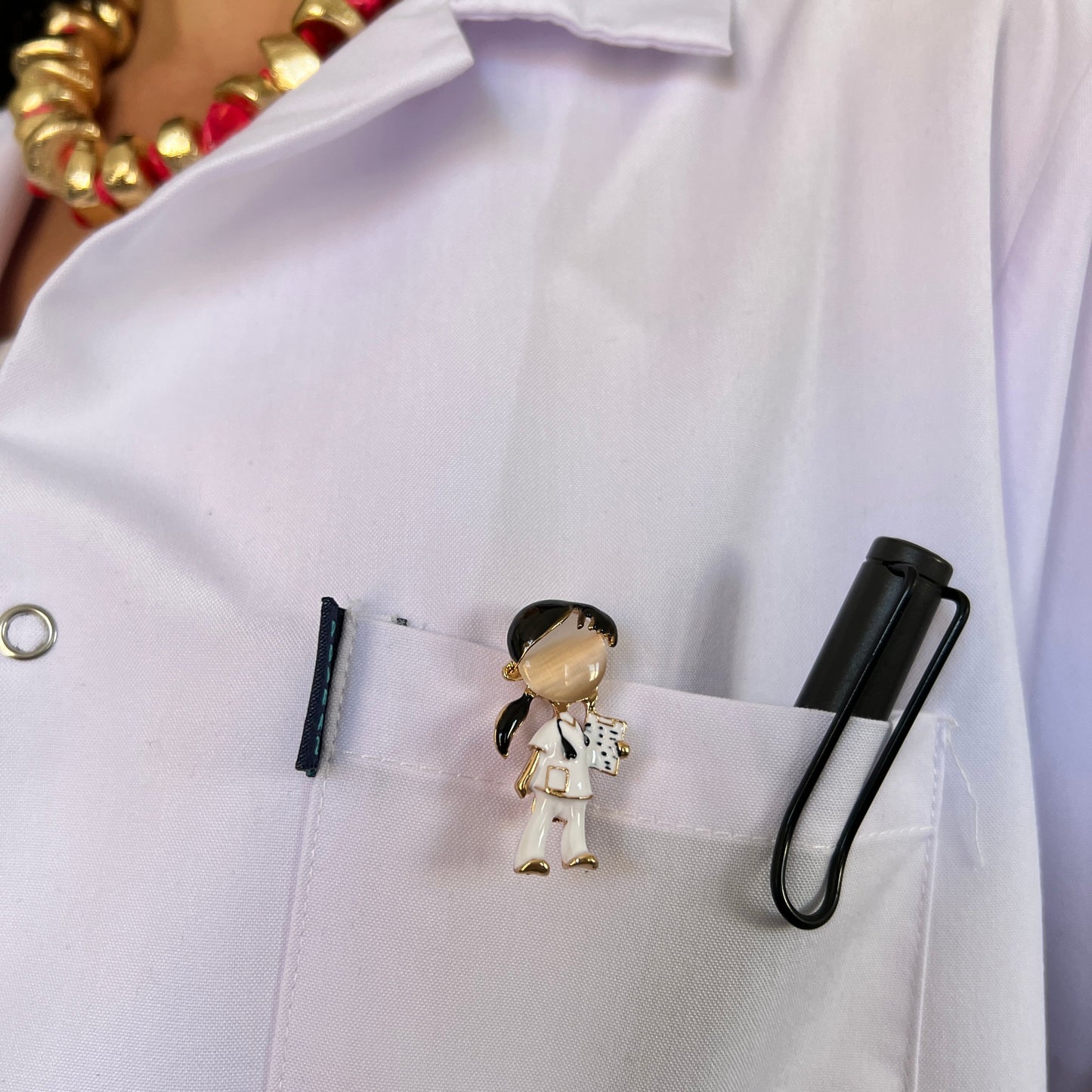 Siyah Saçlı Doktor Broş