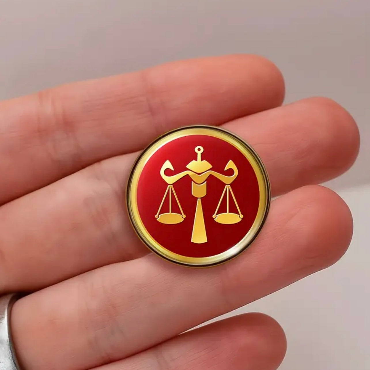 Adalet Terazisi Broş