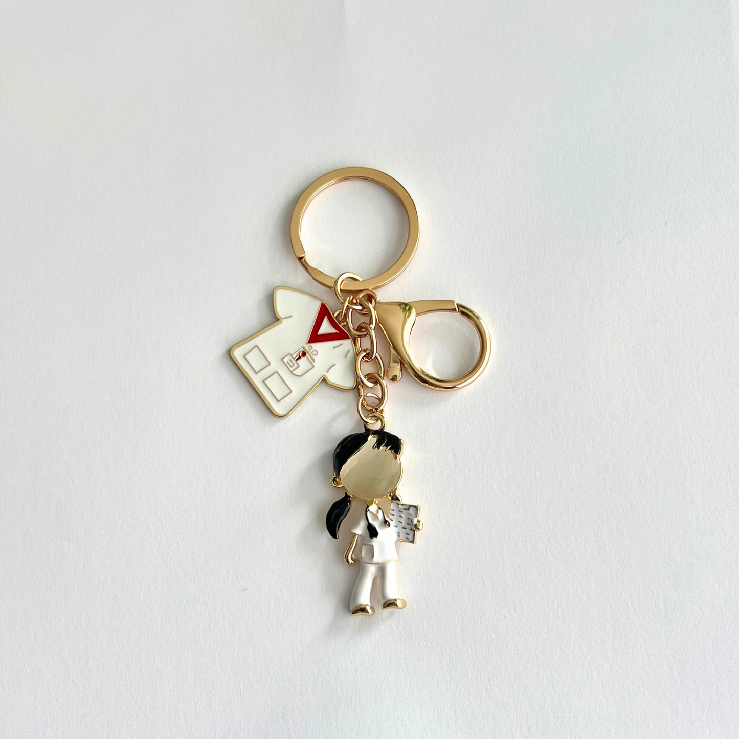 Siyah Saçlı Doktor Anahtarlık 👩🏻⚕️