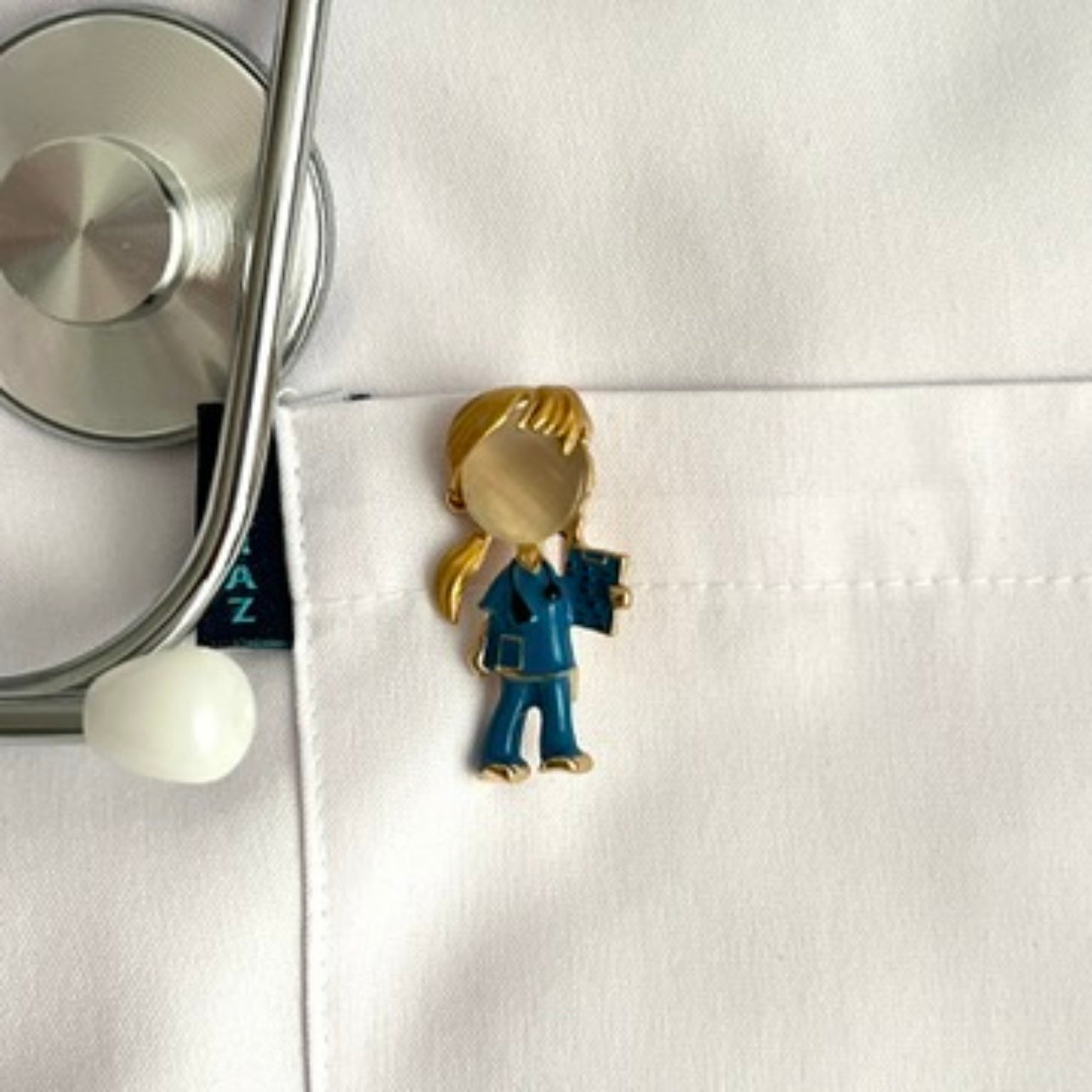 Sarı Saçlı Doktor Broş