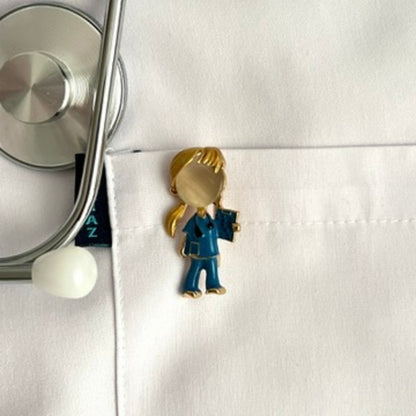 Sarı Saçlı Doktor Broş