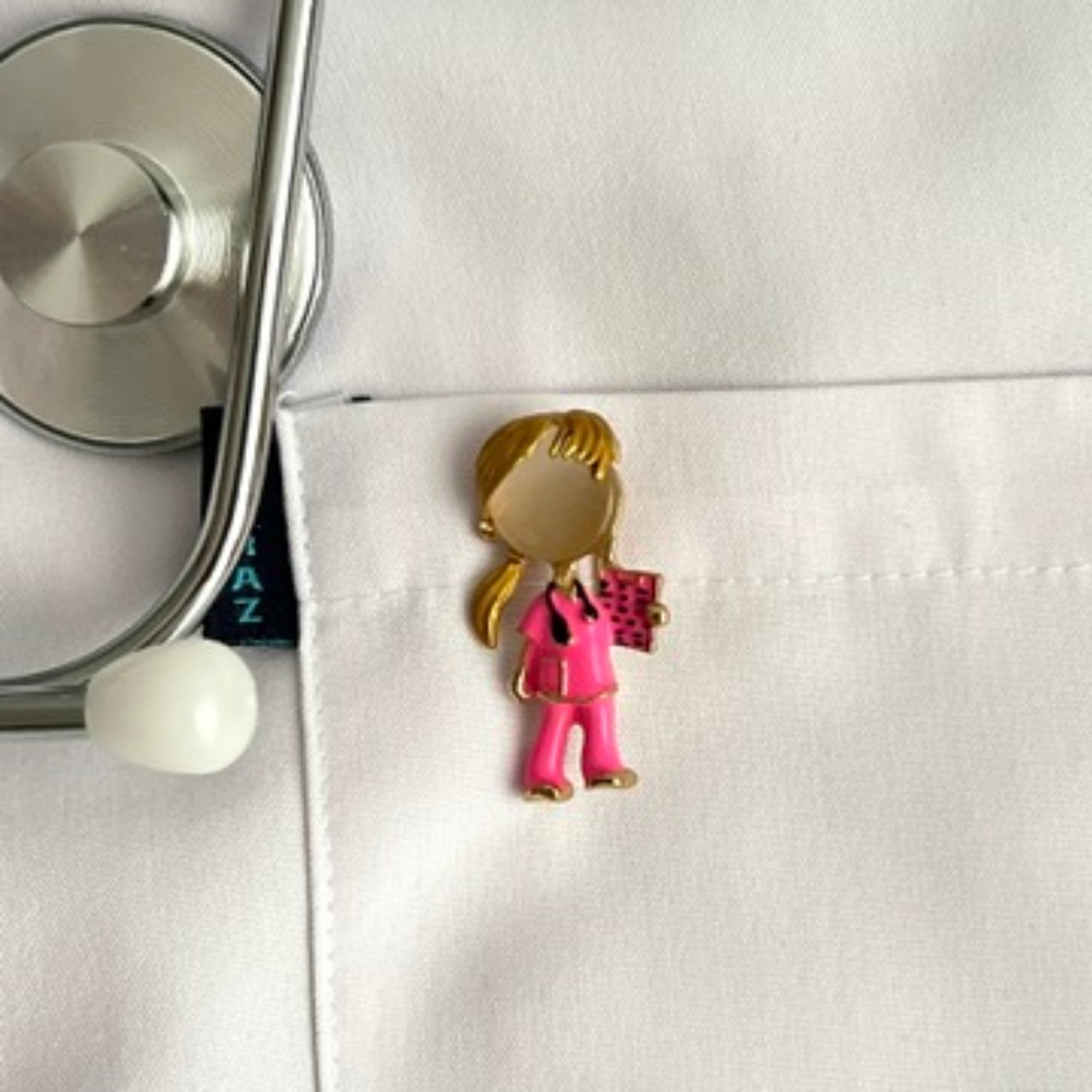 Sarı Saçlı Doktor Broş