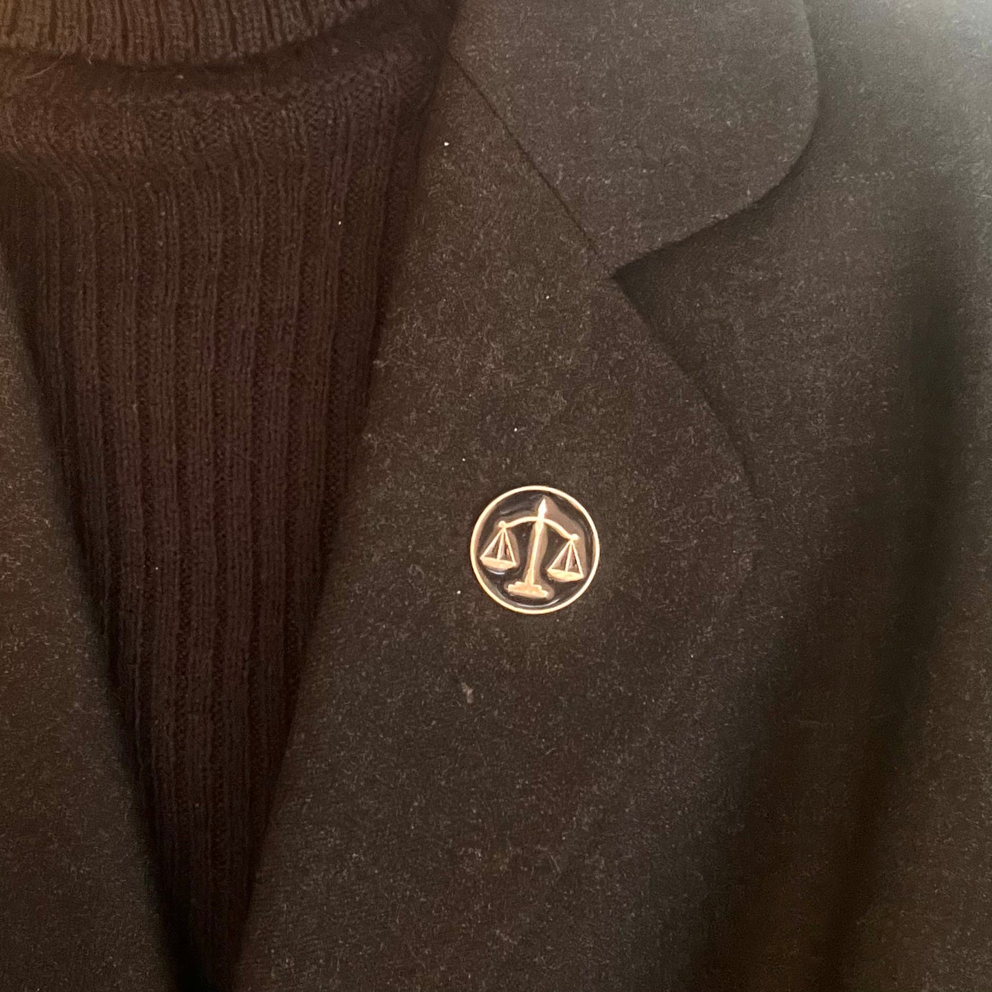 Adalet Terazisi Pin Broş