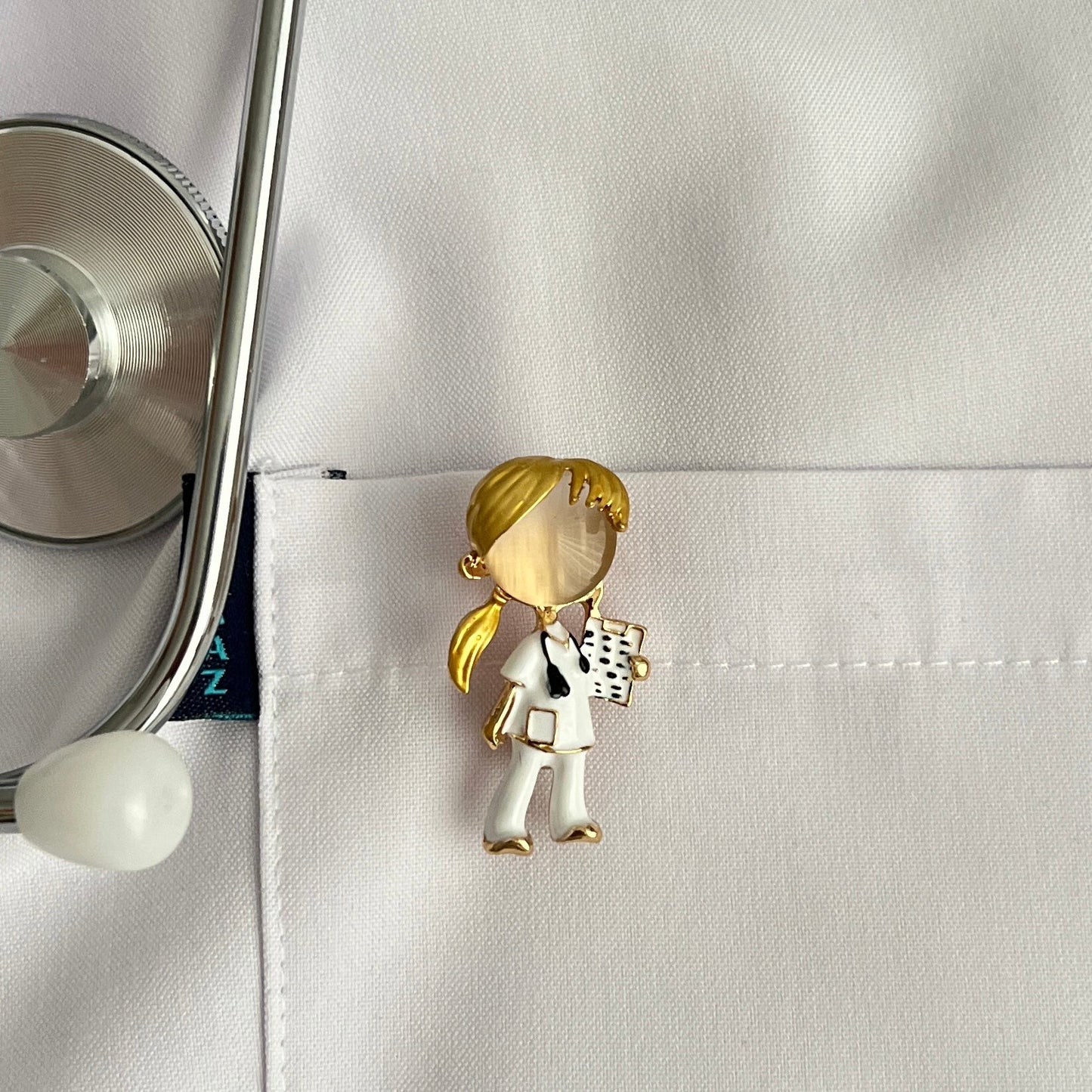 Sarı Saçlı Doktor Broş