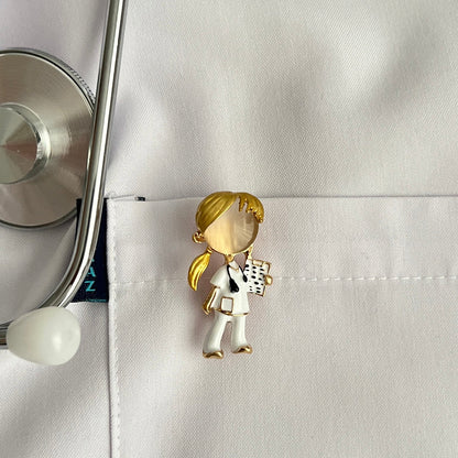 Sarı Saçlı Doktor Broş