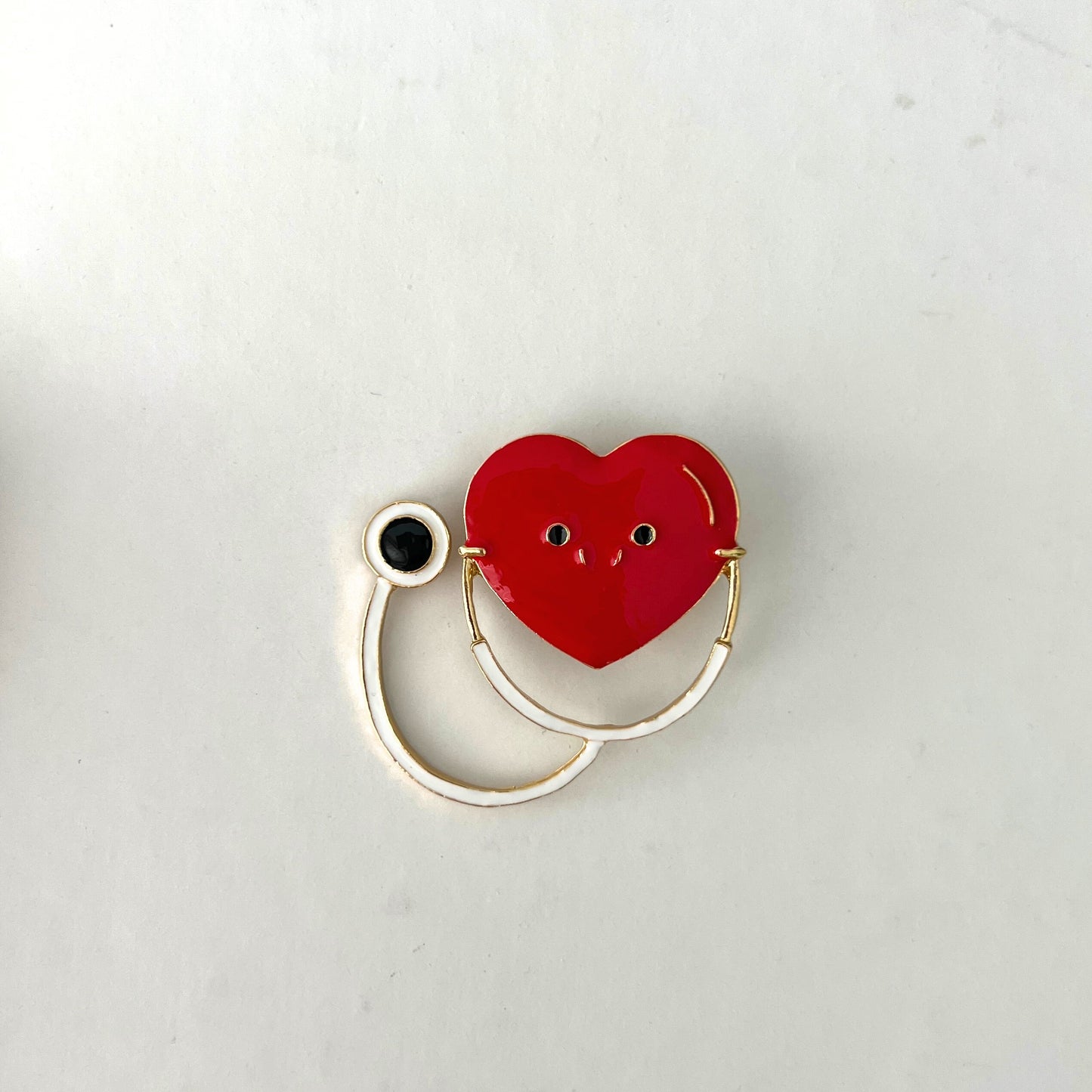 Gülen Steteskop Broş