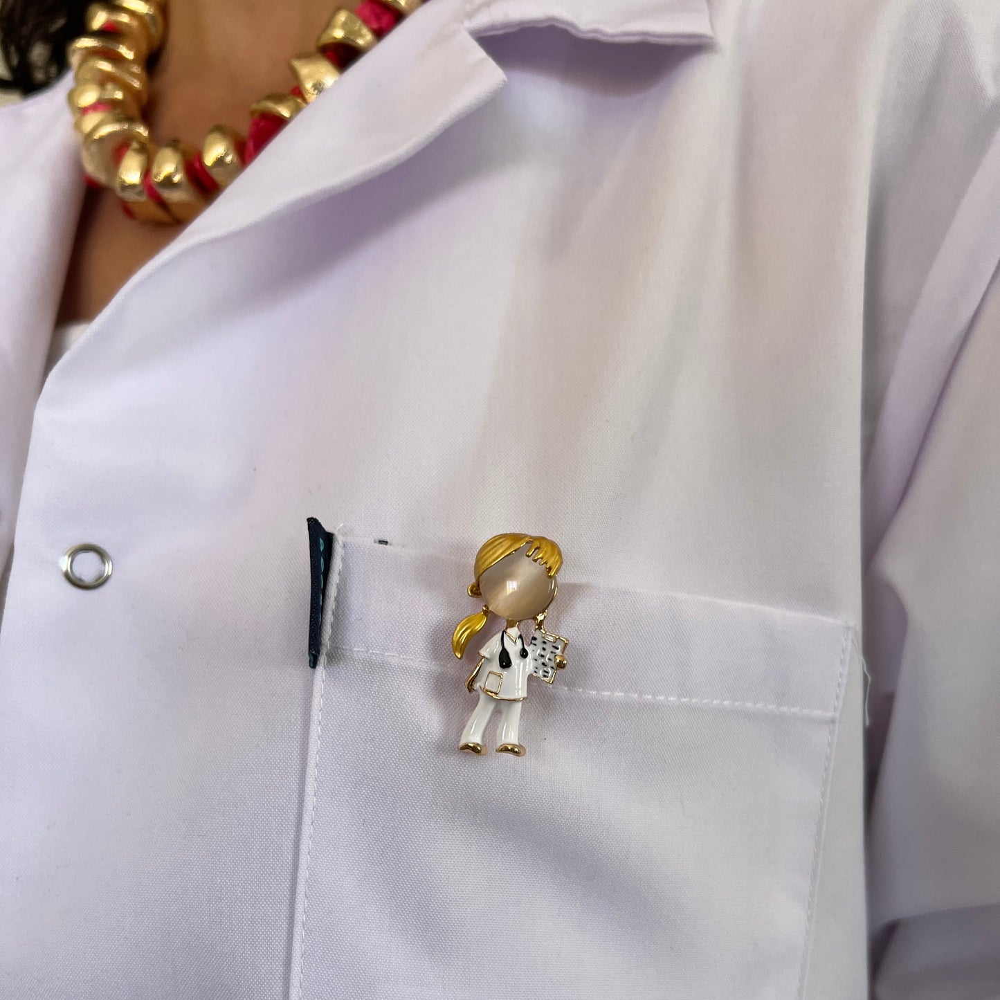 Sarı Saçlı Doktor Broş